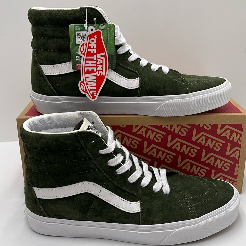 Vans WMNS Sk8-Hi Pig Suede Grape Leaf
VN0A&BVTS0K
SNEAKERS
